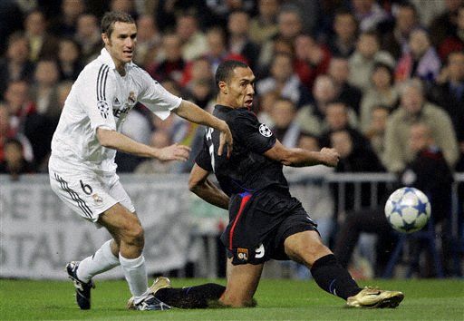 他三分一旦开张就挡不住（他三分手感一来，谁也拦不住）