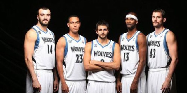 国王杯十六强抽签悬念重重！巴萨皇马将与草根球队上演圣诞大战（国王杯16强抽签悬念丛生：巴萨皇马圣诞迎战草根球队）