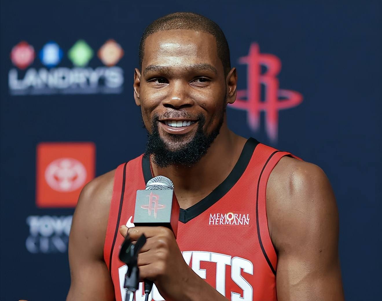 快船队暂不交易哈登伦纳德，坚持现有阵容（快船按兵不动：哈登与伦纳德留队，阵容不变）