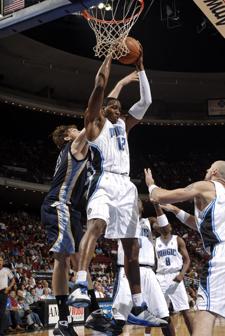 变阵湖人狂输24分！里夫斯时隔724天再打替补，雷迪克第16套首发玩砸（湖人试阵崩盘惨负24分，里夫斯724天后改打替补，雷迪克第16套首发翻车）