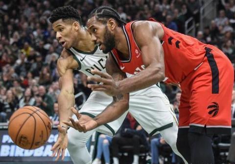 库里：希望汤普森还在勇士，不喜欢看到他身边没兄弟没保护（库里称希望汤普森继续留在勇士，不愿看到他身边没有兄弟与保护）