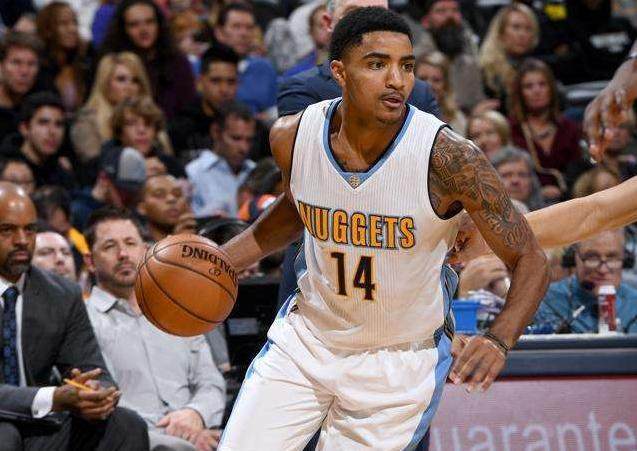 维斯塔潘起步良好暂时领跑，皮亚斯特里过掉诺里斯上至第2（维斯塔潘发车强势暂居榜首，皮亚斯特里超越诺里斯升至第二）