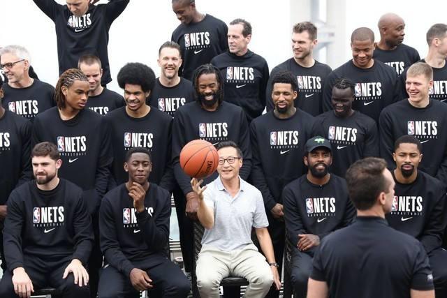 法比奥晒与古加搞怪合照：我们爱中国，很满意现在的生活状态（法比奥与古加晒搞怪合影：我们热爱中国，对当下生活十分满意）