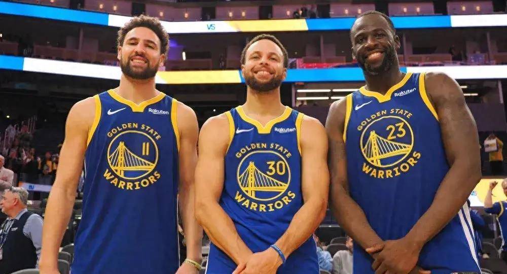 国脚中场精准传球，撕开对手防线（国脚中场精准直塞，穿透对手防线）