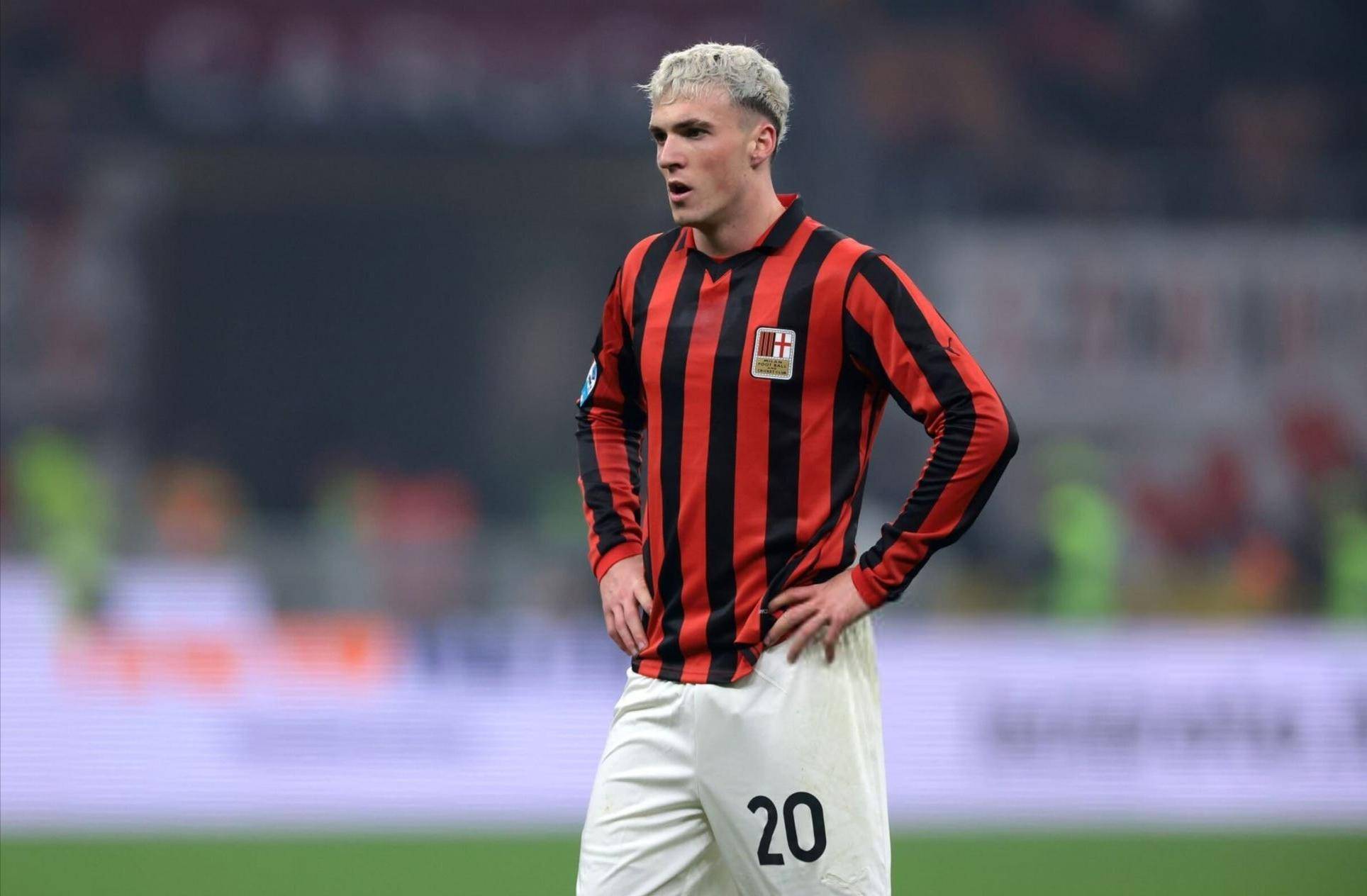 文胖：詹姆斯一直追求薪水最大化，但留湖人就不可能拿顶薪了（文胖：詹姆斯始终追求薪资最大化，留守湖人注定无缘顶薪合同）