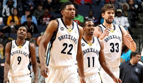 公牛伤病报告：科比·怀特&赫尔特、武切维奇今日可出战（公牛伤情更新：科比·怀特、赫尔特与武切维奇今日均可出战）