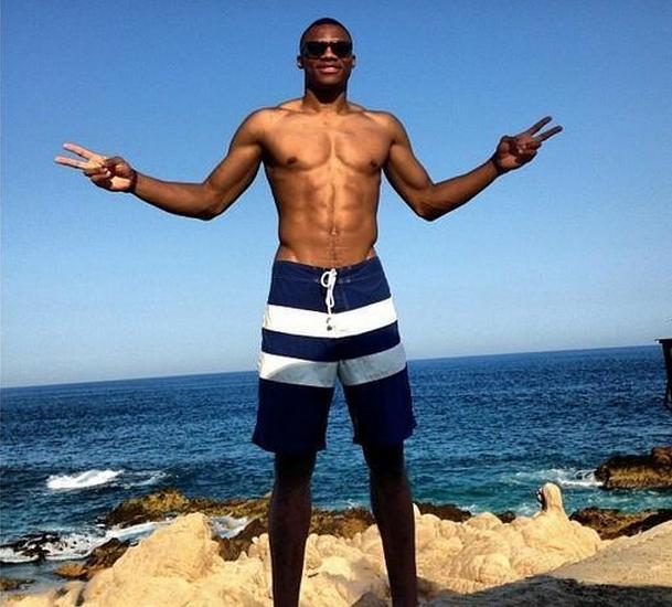 奎因成为历史上最年轻的单节100%命中率砍下20分的球员（史上最年轻！奎因单节零失手轰下20分）