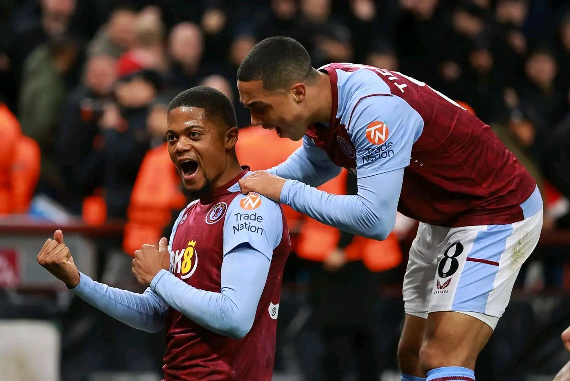 前锋连续两轮破门，全队士气高涨（前锋连场建功，球队士气飙升）