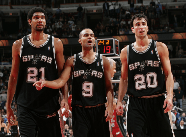 巴媒：内马尔左膝疼痛，或将缺席桑托斯的下一场比赛（据巴媒报道，内马尔左膝不适，可能缺席桑托斯下轮比赛）