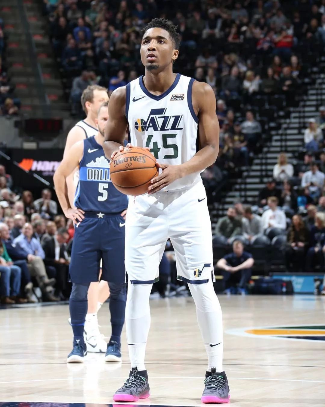 延续火热状态！陈盈骏半场7中6贡献13分2断（火力不减！陈盈骏半场7投6中砍下13分并送2次抢断）